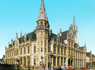 This amazing building is the town&rsquo;s post office. It was built in neo-gothic style in 1910.